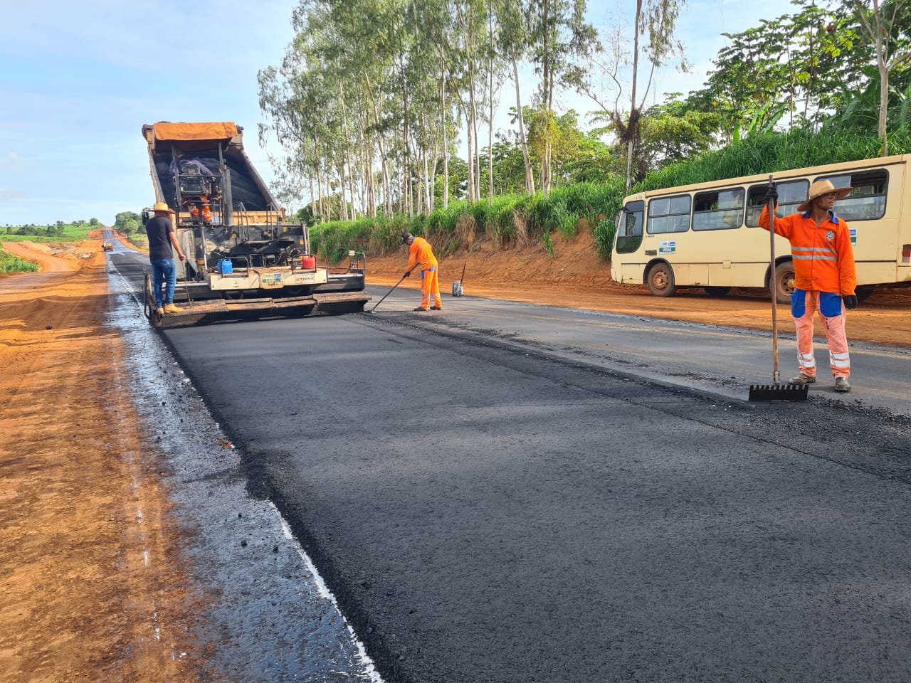 Serviços avançam na pavimentação da RO-135, unindo Alta Floresta d’Oeste à Vila Marcão