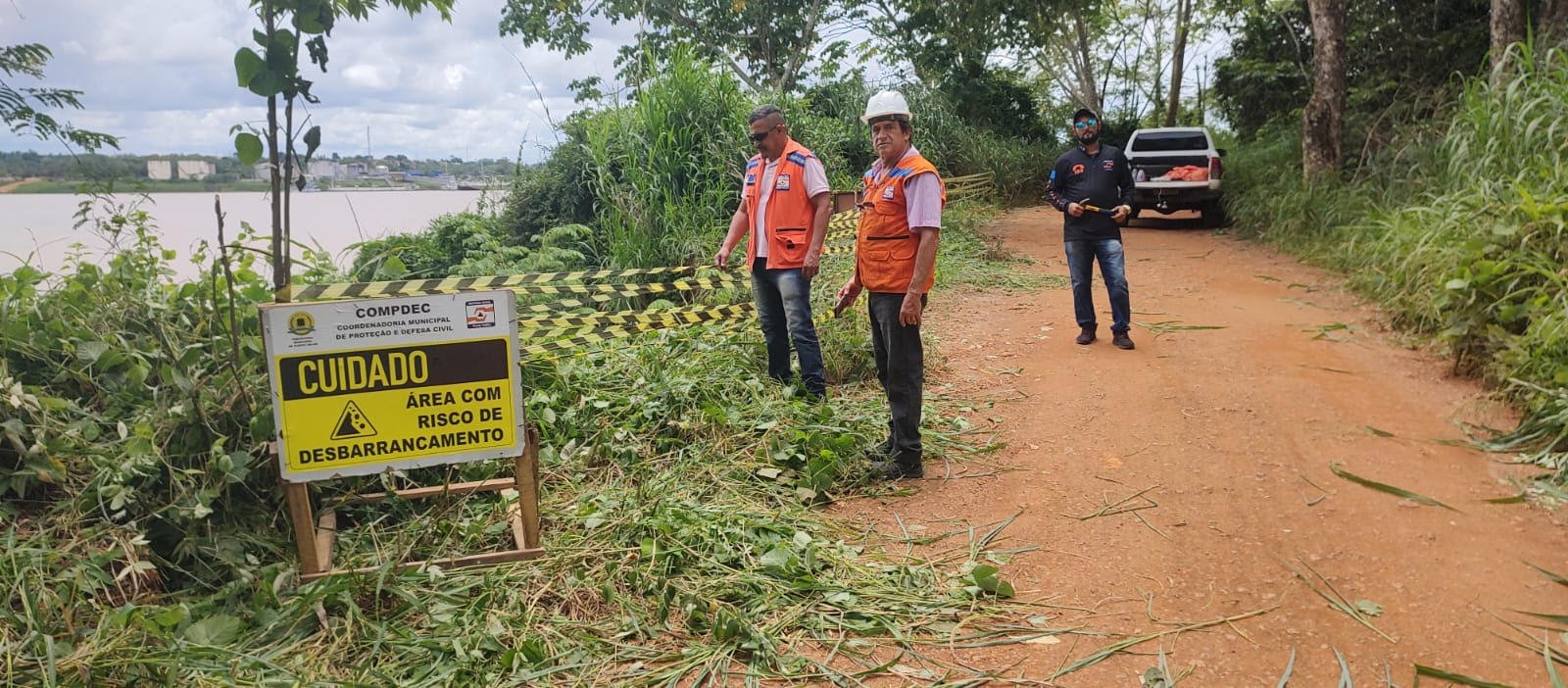 Defesa Civil Municipal sinaliza trecho que oferece perigo de desmoronamento de barranco
