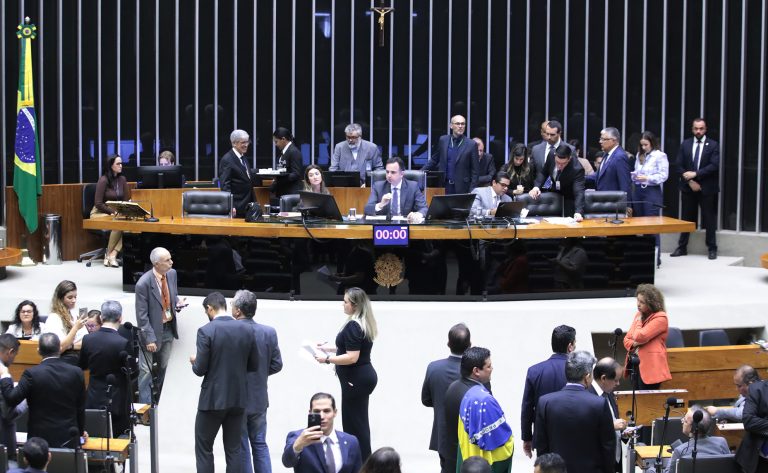 Congresso rejeita veto de Lula e proíbe ‘saidinhas’ de presos do regime semiaberto para visitar suas famílias
