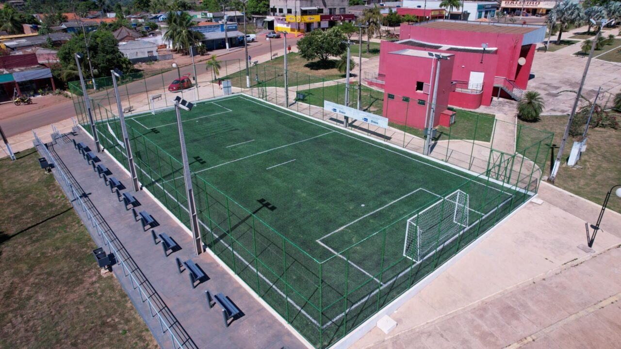 Parecis recebe campo society com grama sintética na praça municipal