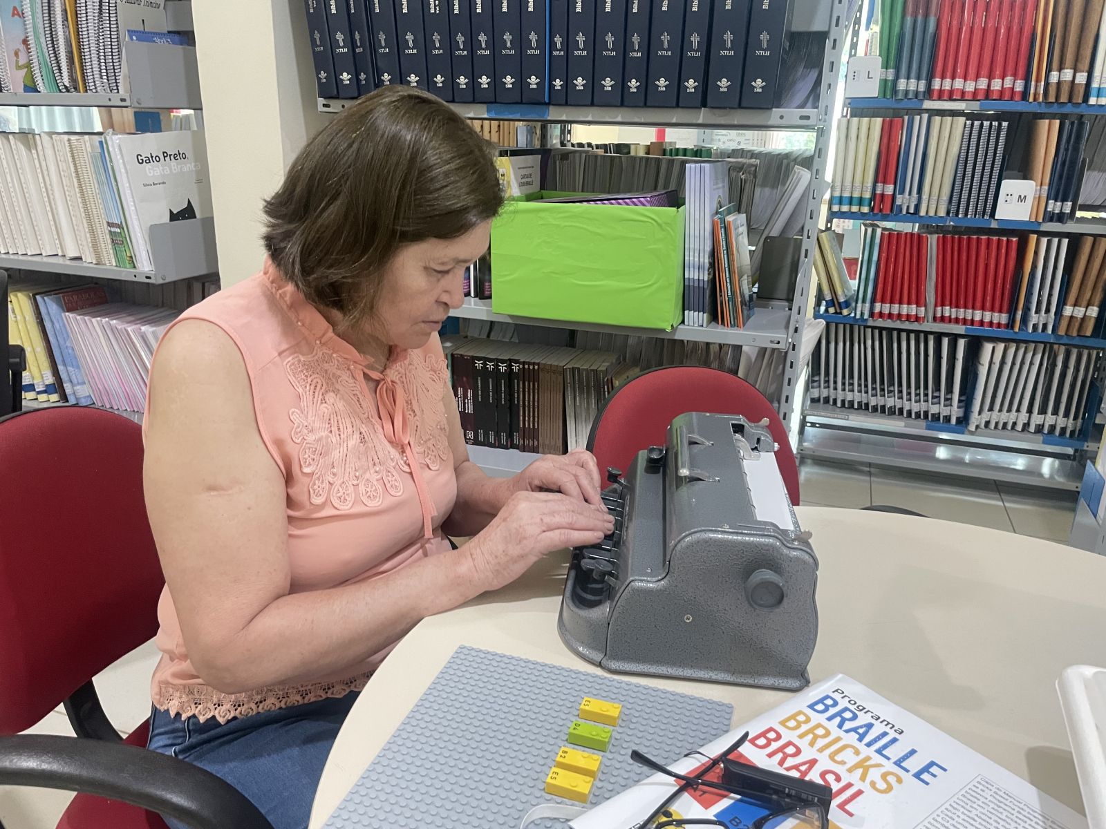 Sala de Braile da Biblioteca Municipal promove inclusão a pessoas com deficiência visual