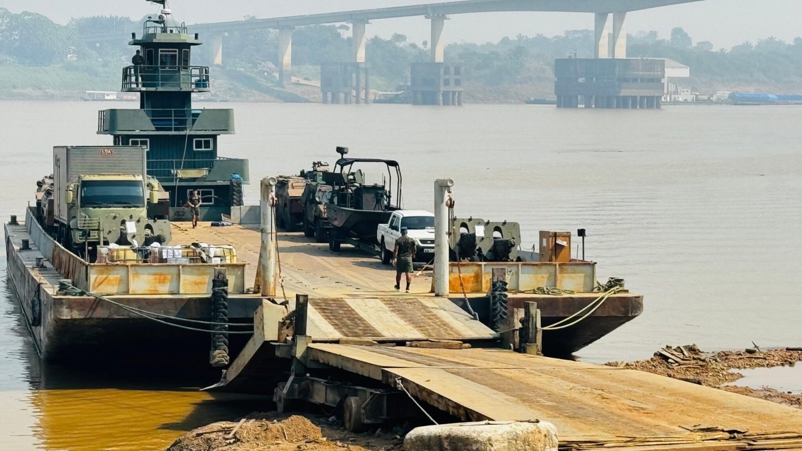 Parceria entre governo e exército viabiliza envio de equipamentos militares para o Amazonas