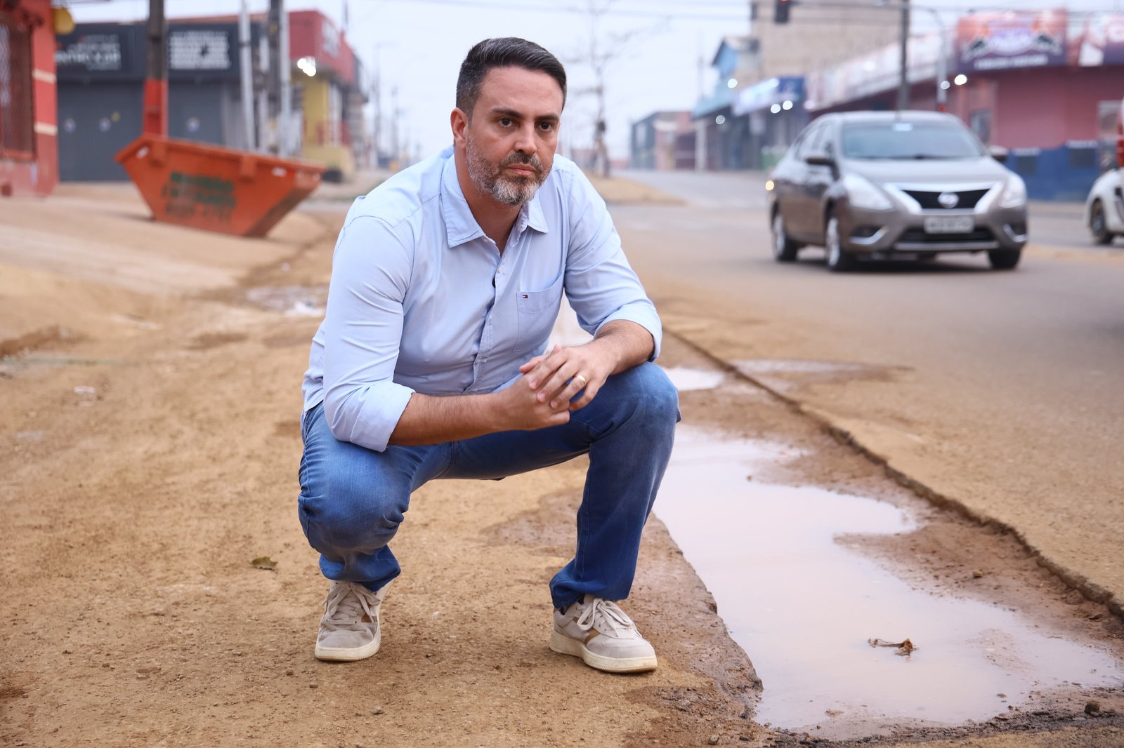 Programa eleitoral de Léo mostra “corte” de ruas com asfalto novo para instalação de tubulações