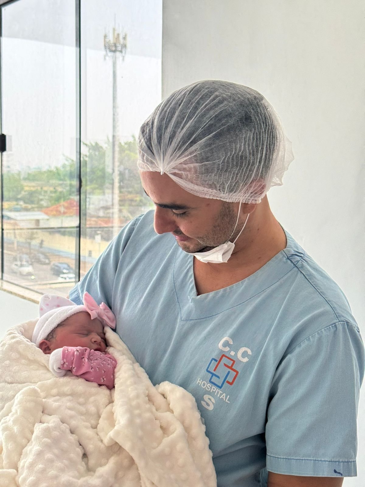 Célio Lopes, candidato a prefeito de Porto Velho, celebra o nascimento da filha Geovana