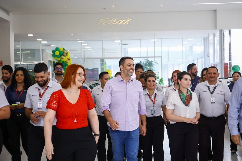 Durante reunião com mulheres, Léo explica como vai desenvolver ações para elas