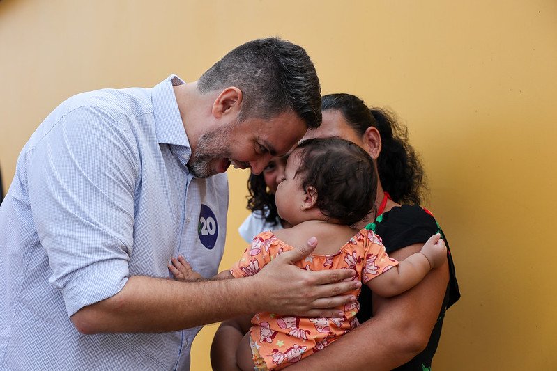 Em reunião com mães de crianças autistas, Léo explica projetos para atender demandas das pessoas com TEA