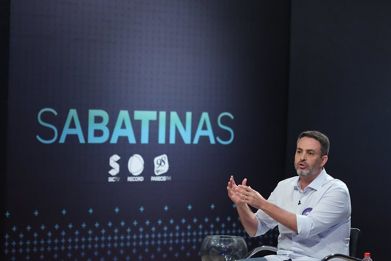 “Nós temos independência, onde decidimos caminhar ao lado da população”, indica Léo em sabatina na SIC TV