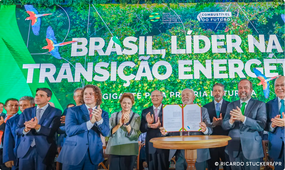 Lula sanciona lei que incentiva produção de combustível sustentável