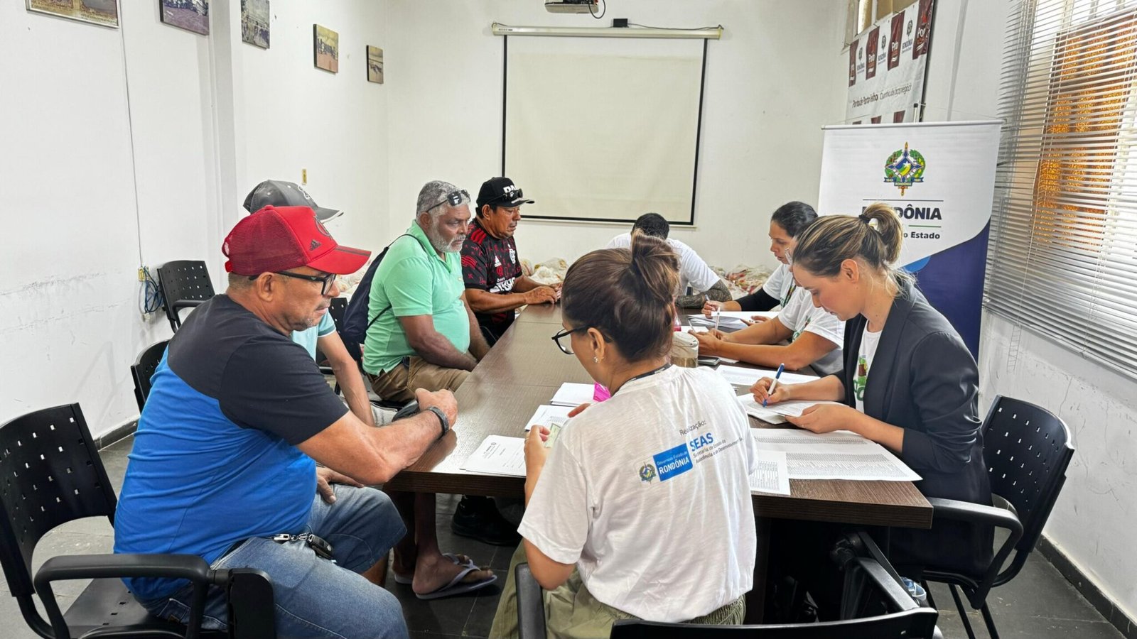 Governo distribui cestas básicas a trabalhadores do Porto de Porto Velho