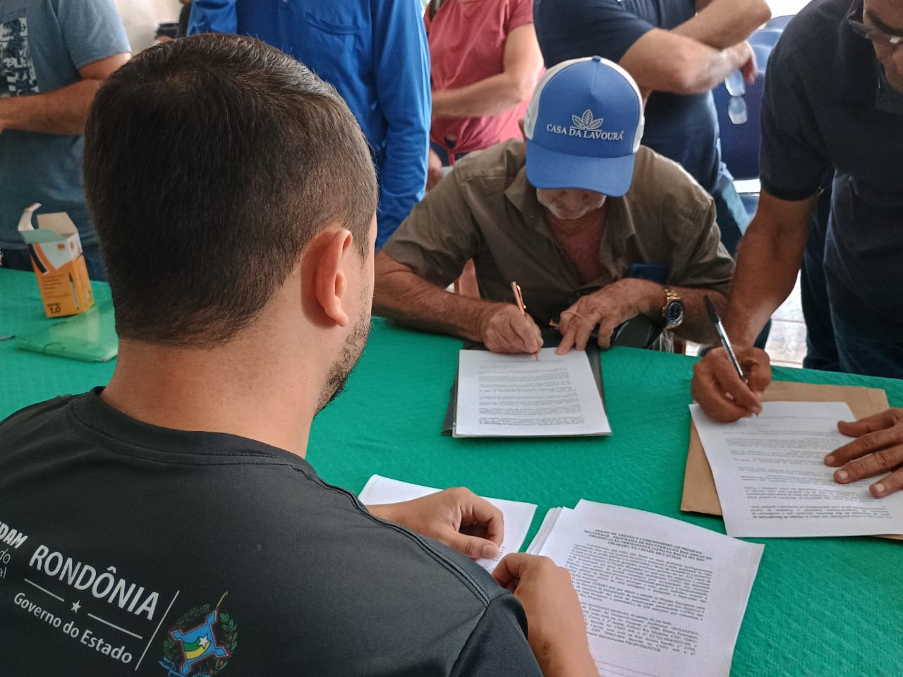 Produtores rurais assinam termo de adesão para revitalização de nascentes do Rio Pirarara, em Cacoal