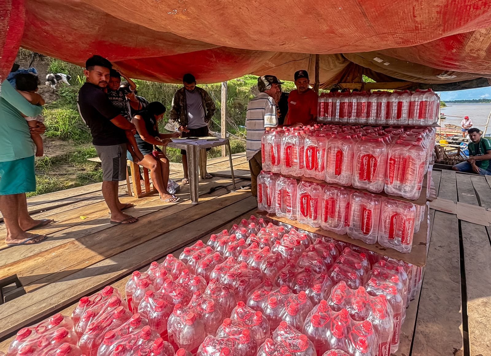 Operação conjunta da Defesa Civil distribuiu mais de 156 mil litros de água, além de 500 cestas básicas