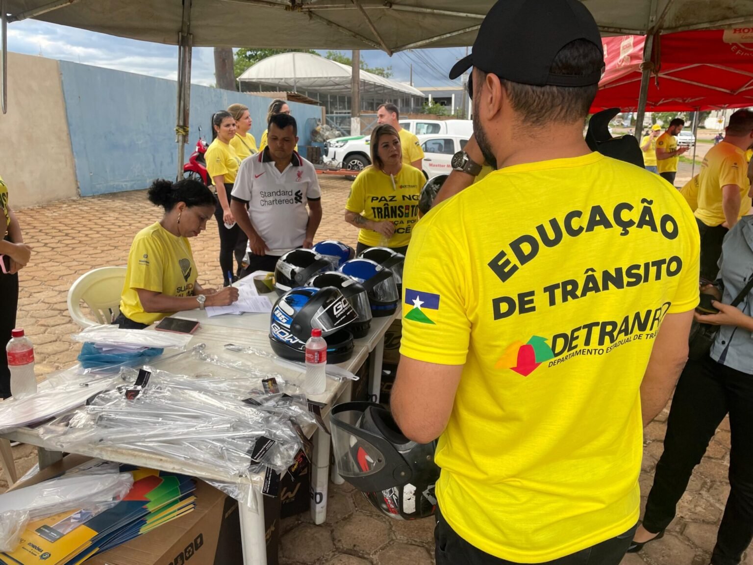 Detran promove troca de capacetes para motociclistas e reforça compromisso de trânsito seguro