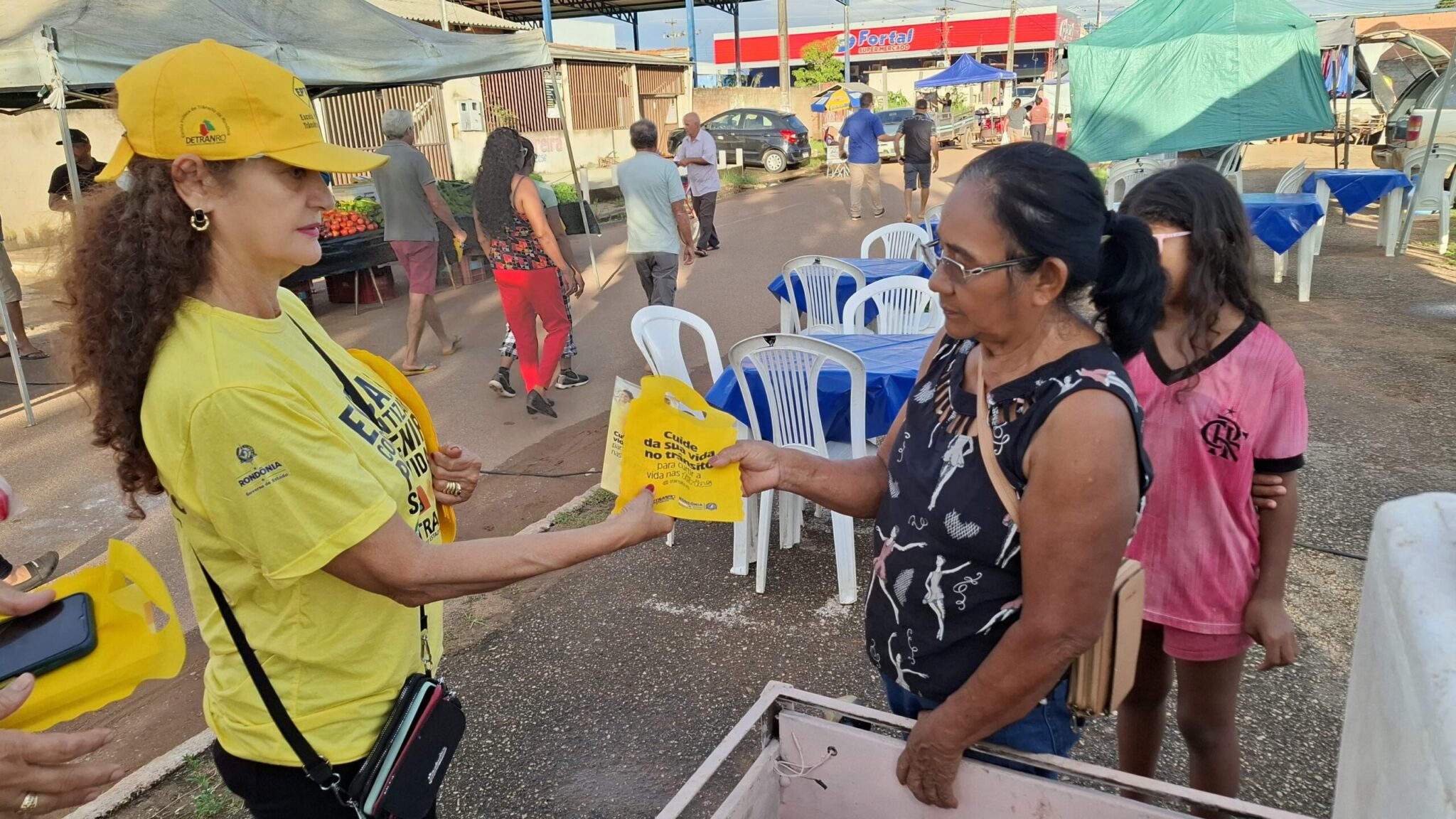 Ação educativa do Detran sensibiliza população com os cuidados essenciais no trânsito, em Candeias do Jamari