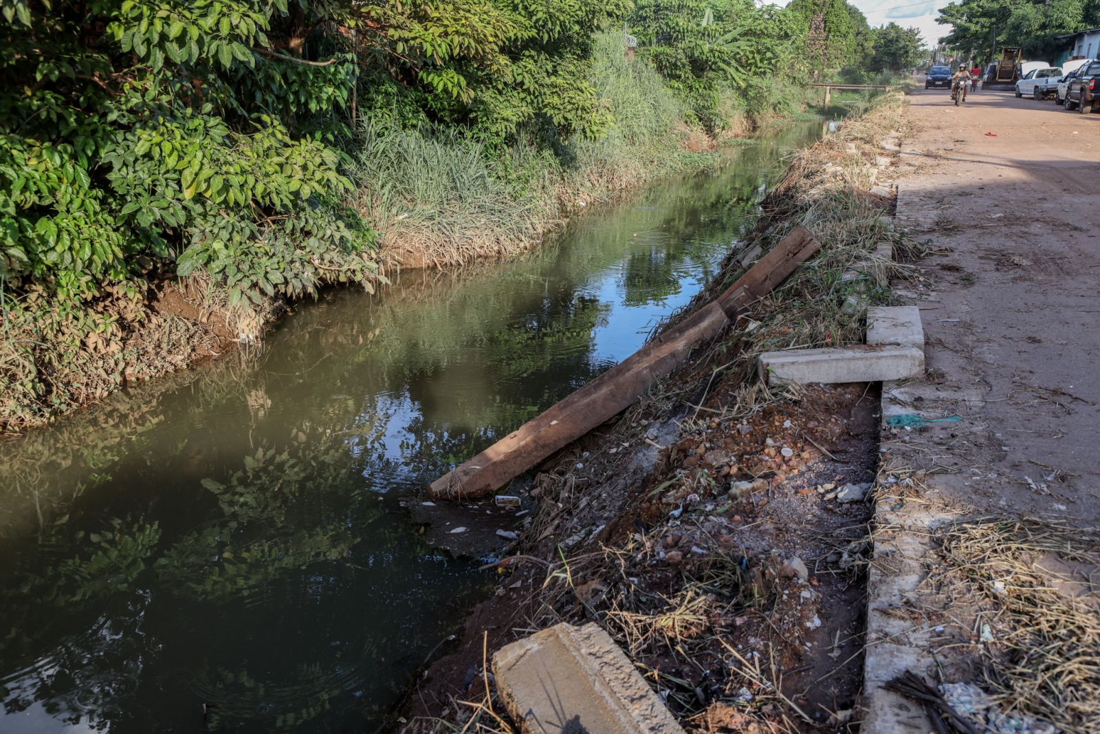 Prefeitura faz apelo à população para não descartar lixo nos canais de Porto Velho