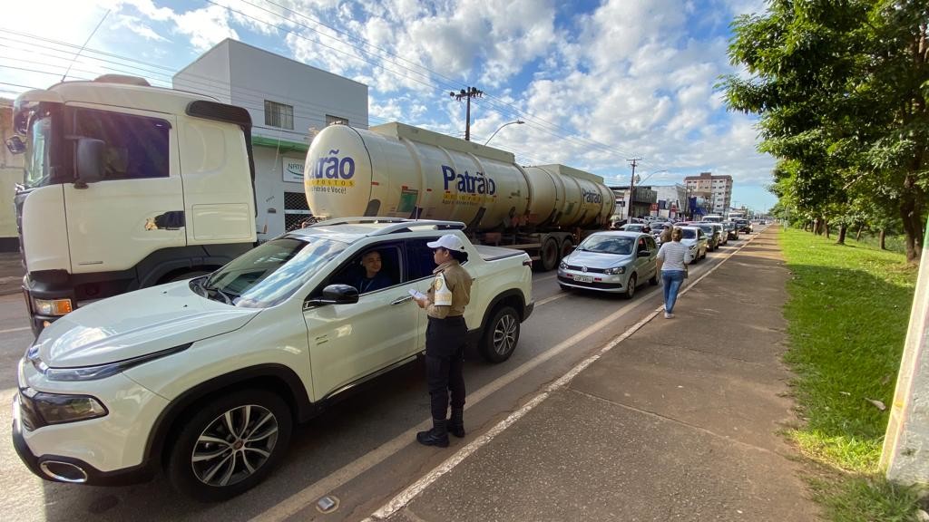 Carretas ficarão proibidas de circular na avenida Jorge Teixeira em horário de pico