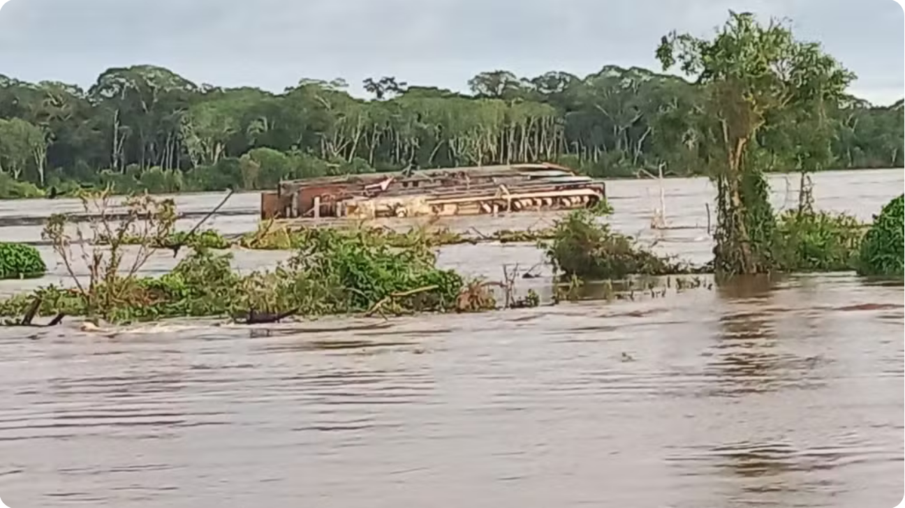 Barco Hospital do governo de RO que custou R$ 4 milhões afunda no rio Mamoré