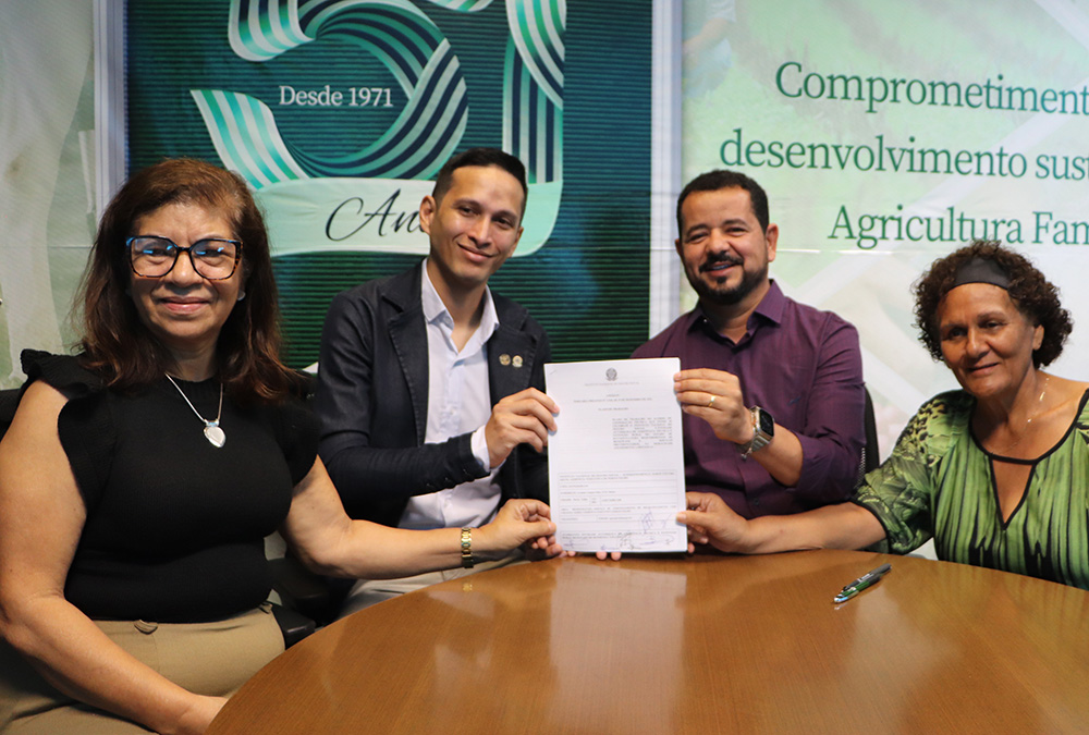 Acordo firmado pelo governo facilita acesso de agricultores familiares a benefícios de previdência social