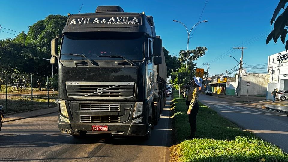 Prefeitura intensifica fiscalização para disciplinar o trânsito de veículos pesados na avenida Guaporé