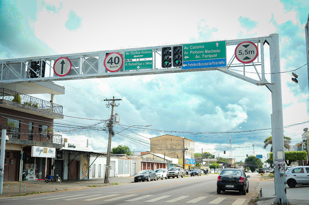 Prefeitura segue com trabalho de modernização da sinalização de trânsito