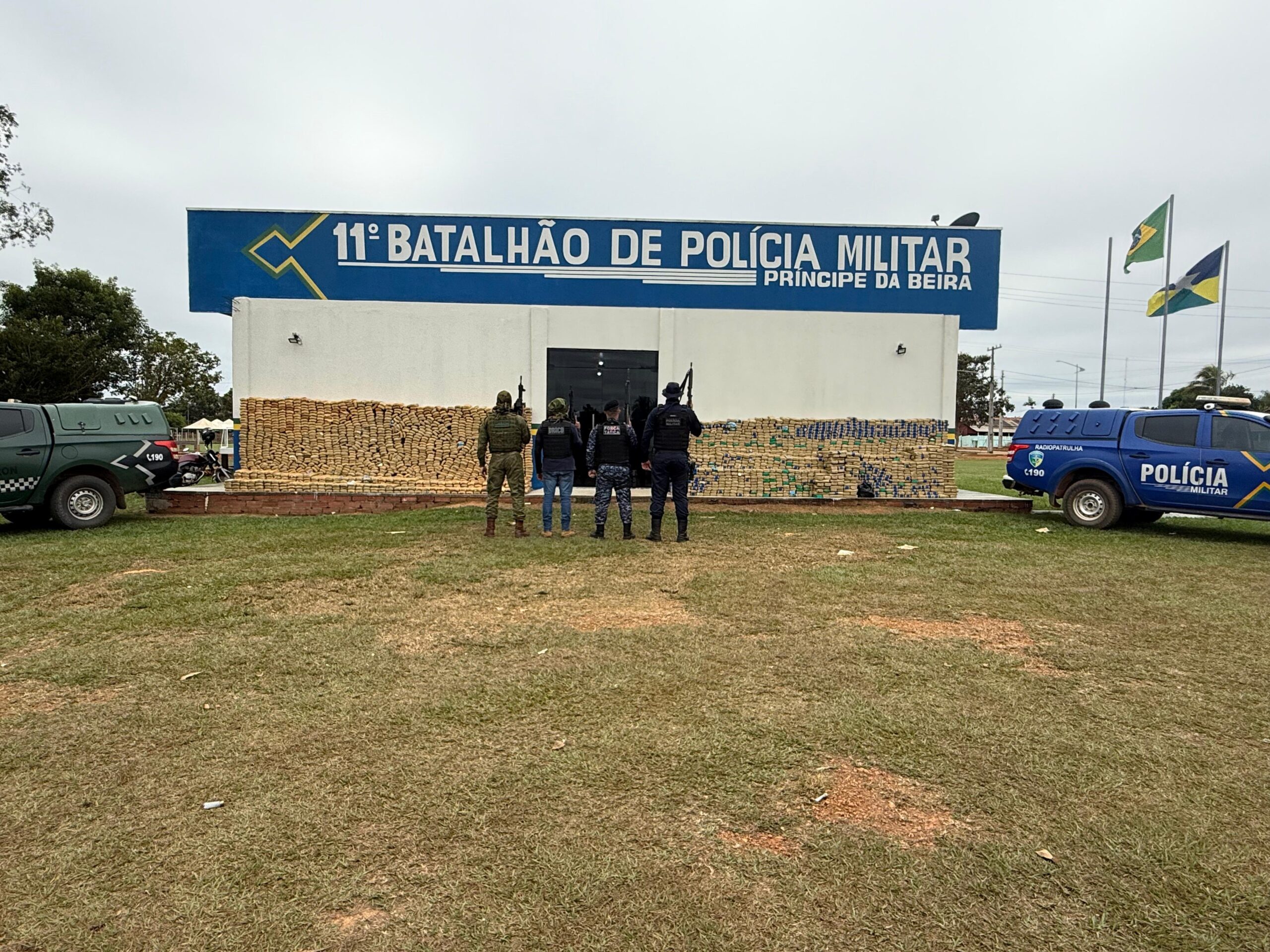 Forças de segurança interceptam carreta com cerca de 4 toneladas de drogas em Costa Marques