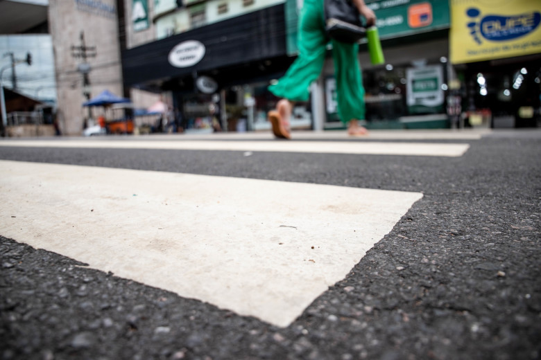 Estacionar sobre a faixa de pedestres é infração grave e coloca vidas em risco
