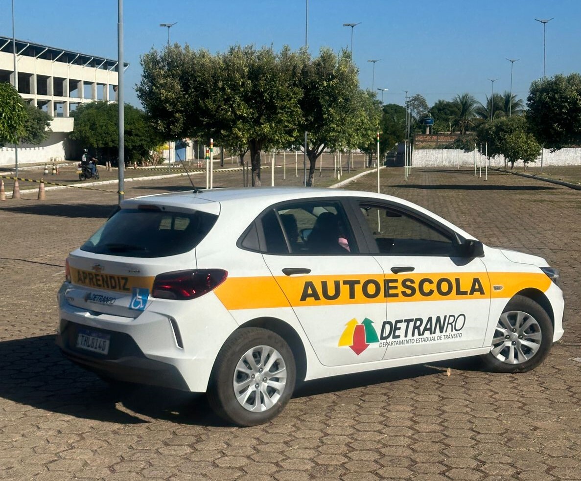 Detran disponibiliza veículo adaptado para inclusão de pessoas com deficiência física em autoescolas