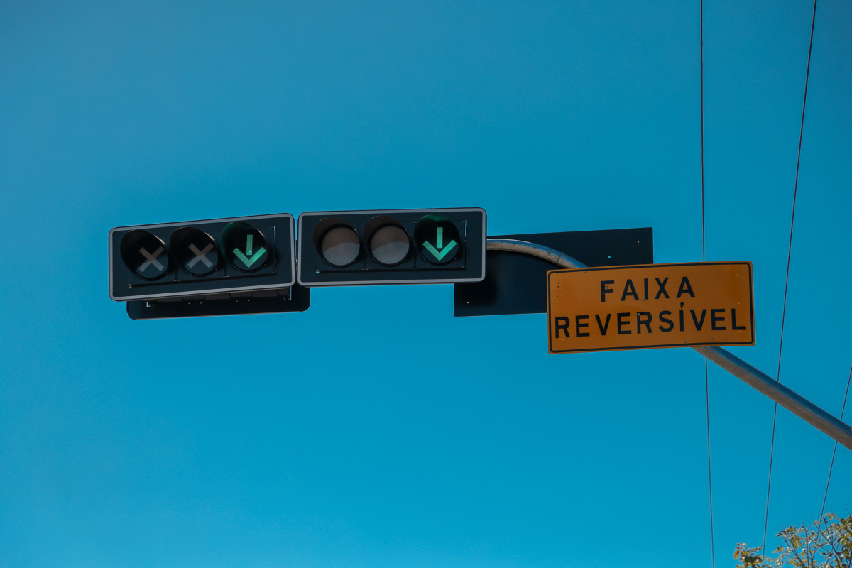 Prefeitura realiza melhorias nos semáforos reversíveis com o objetivo de ajudar a fluidez do trânsito