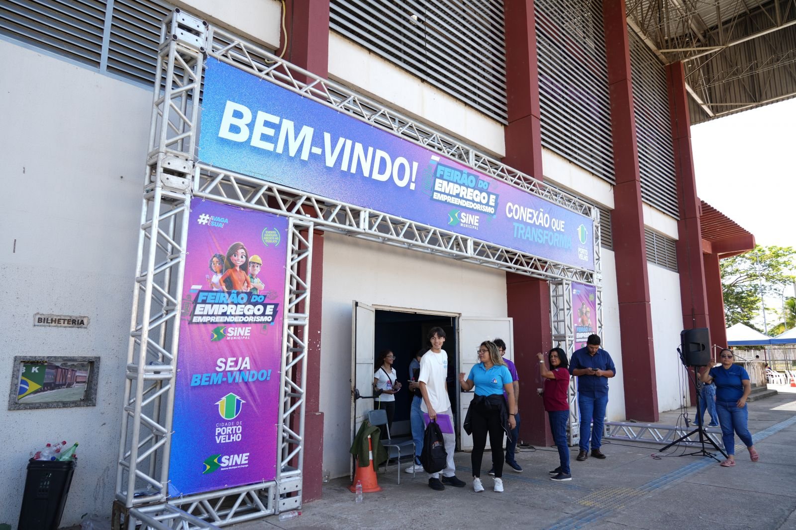 Feirão do Emprego reúne milhares de pessoas em Porto Velho