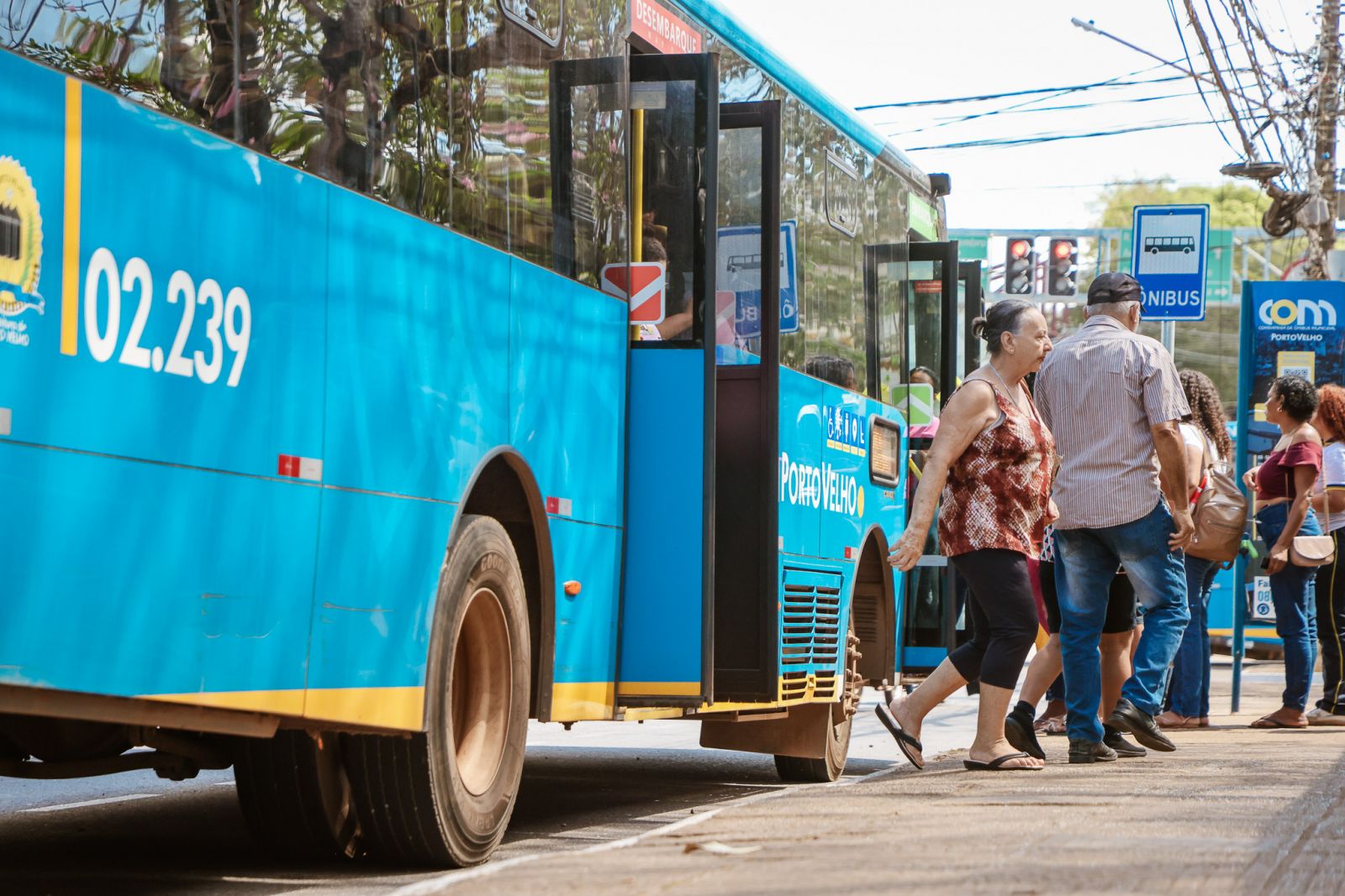 Mulheres e idosos têm direito de embarque e desembarque dos ônibus fora dos pontos fixados após as 22 horas