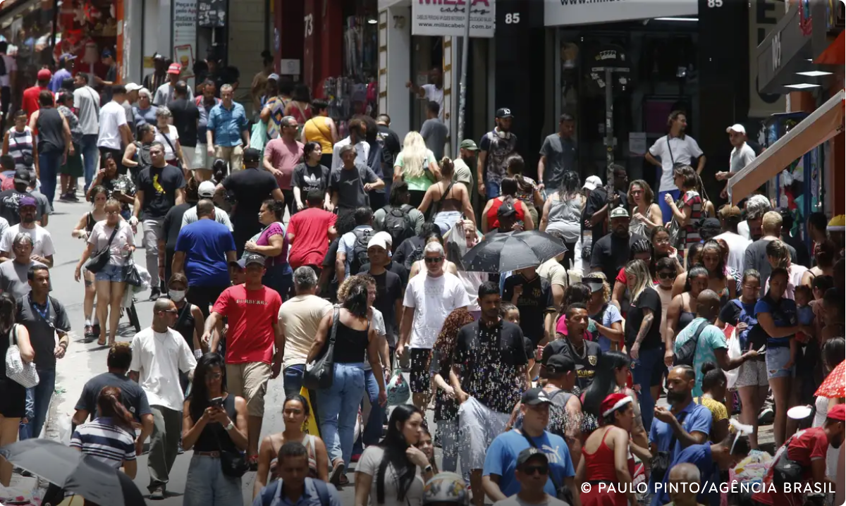 População brasileira chega a 213,4 milhões em julho de 2025