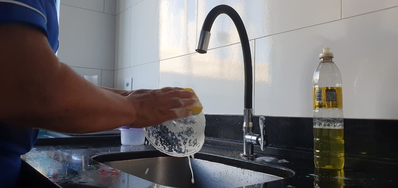 O que não deve descer pelo ralo: guia prático para evitar entupimentos e proteger sua rede de esgoto