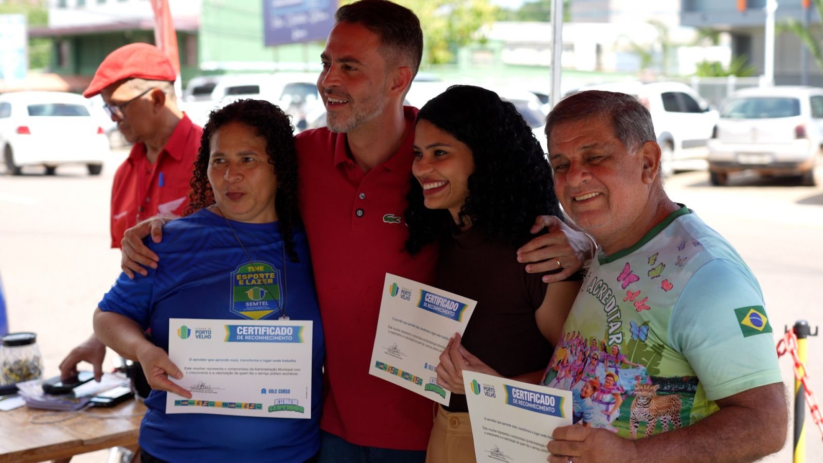 Servidores sorteados no Mercado Cultural recebem prêmios