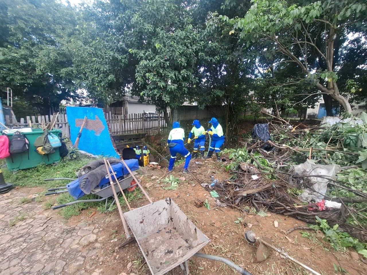 Prefeitura inicia trabalho de limpeza no canal Santa Bárbara, no centro de Porto Velho