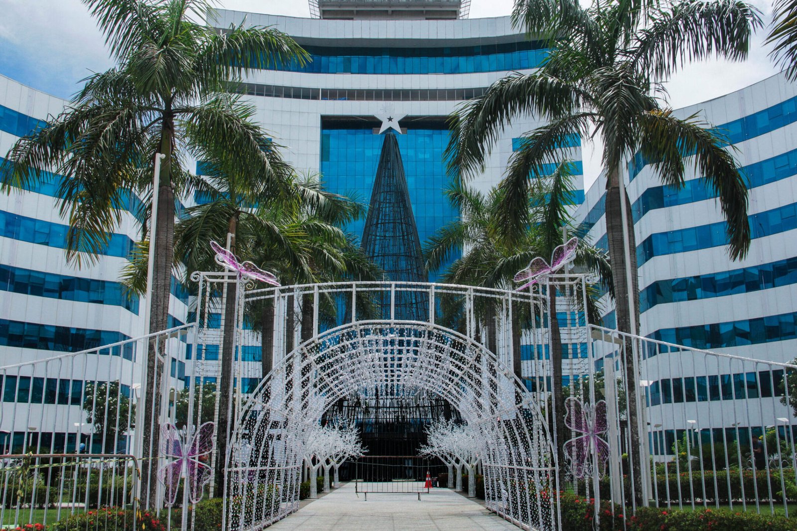 Palácio Rio Madeira se transforma em ‘Jardim Encantado’ com acendimento das luzes do Natal de Luz, nesta segunda-feira, 03