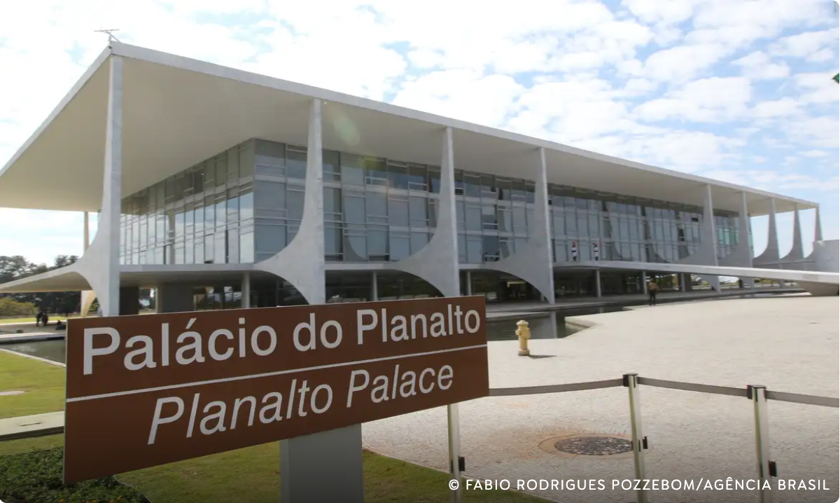 Governo sanciona proibição do uso de linguagem neutra em órgão público