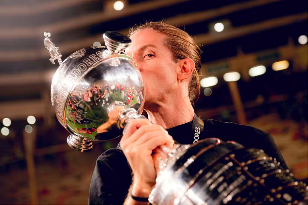 Filipe Luís iguala número de títulos de Jorge Jesus no Flamengo