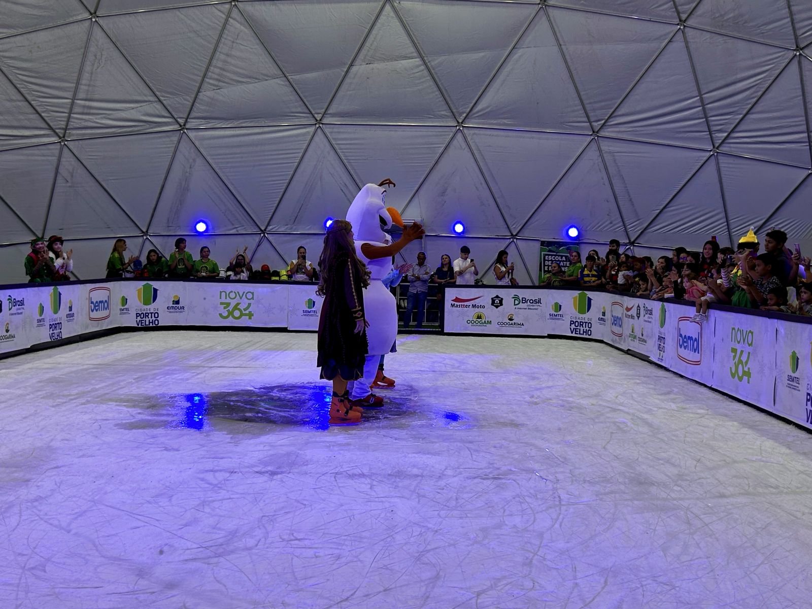 Pista de gelo é inaugurada no Parque da Cidade