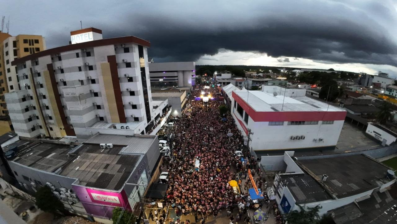 Mesmo sob forte chuva Banda do Vai Quem Quer reúne mais de 200 mil foliões